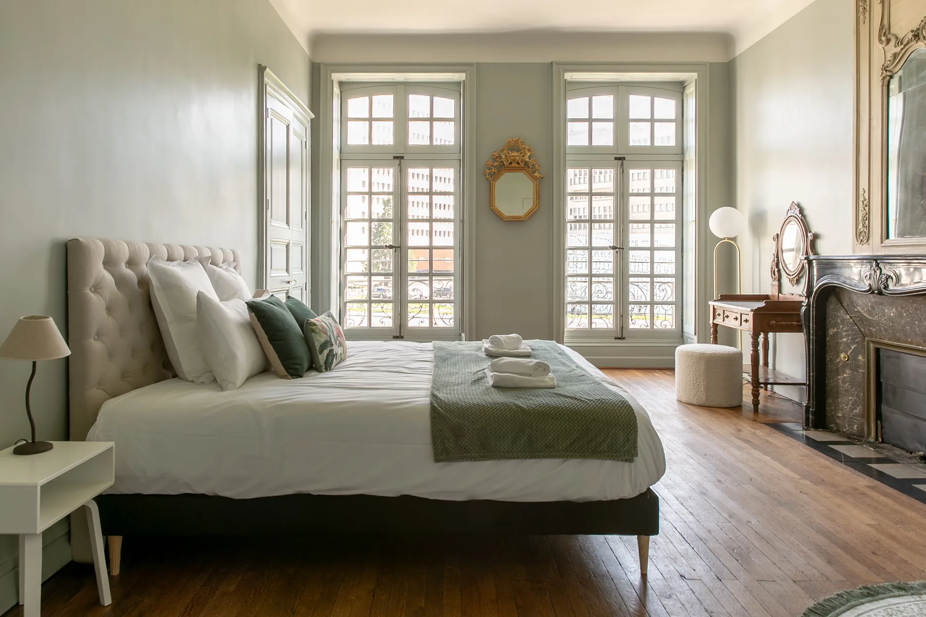 Grande chambre avec lit de 160 cm, cheminée et fenêtres anciennes