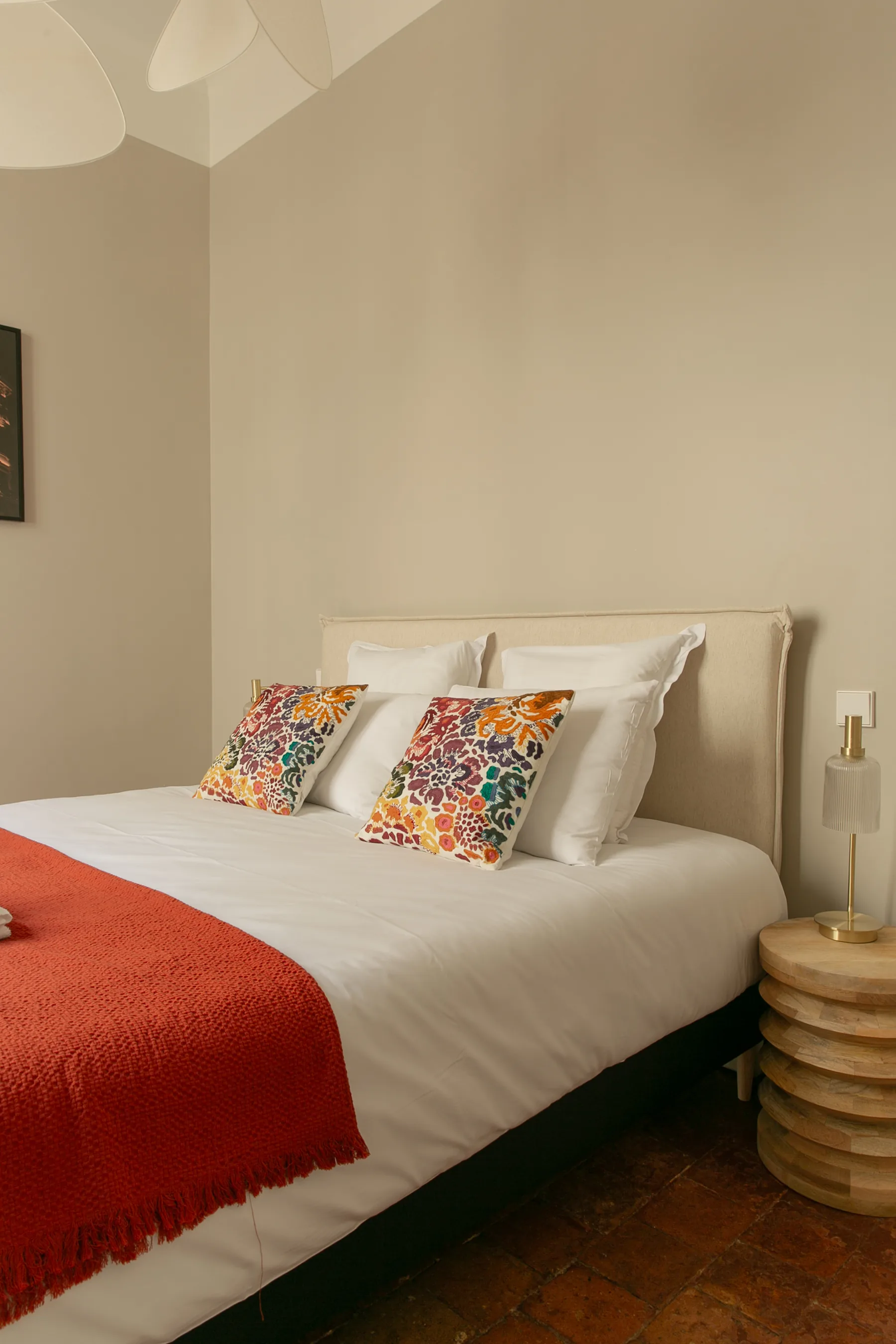 Troisième chambre avec lit de 160 cm et décoration chaleureuse