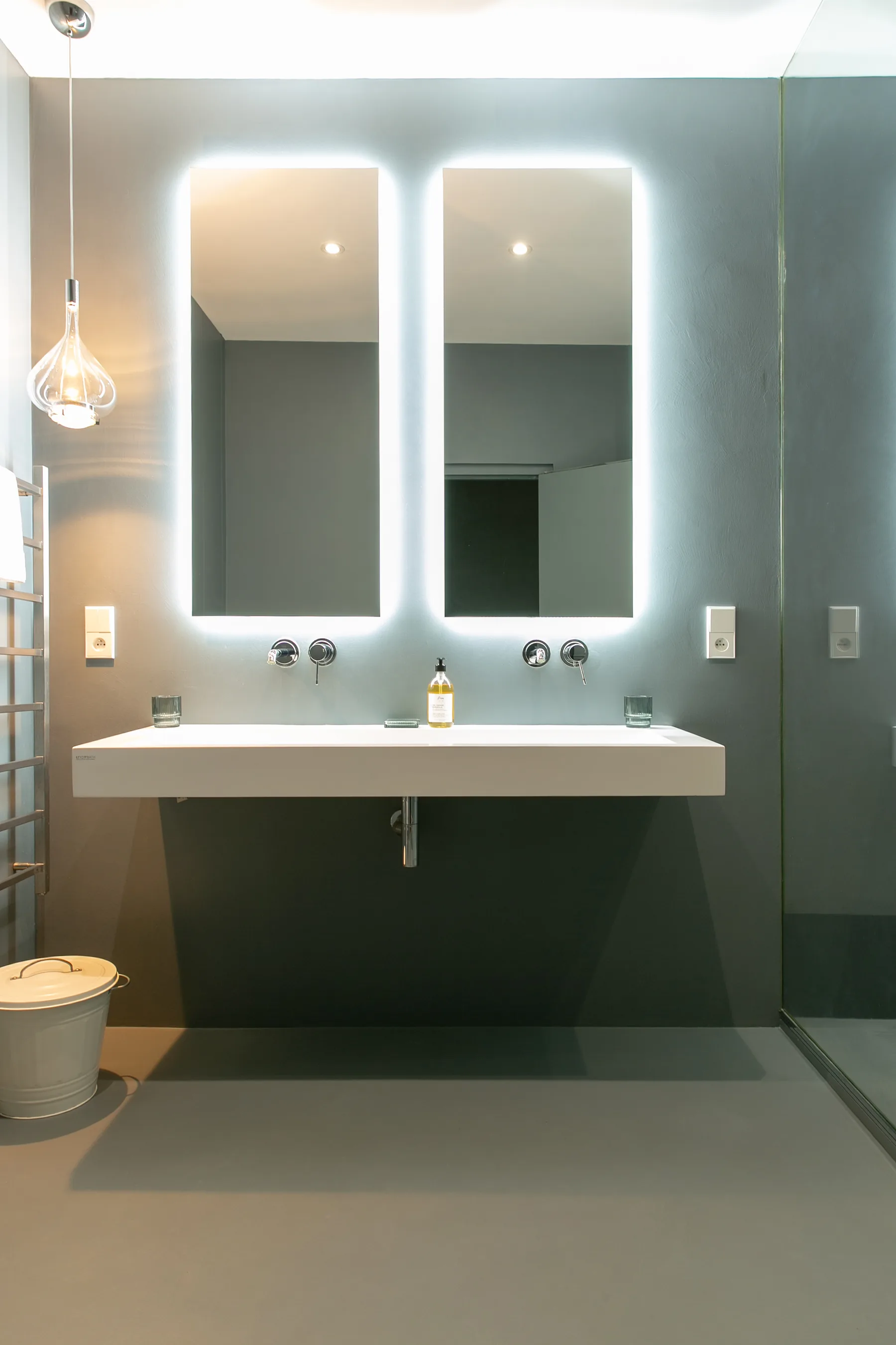 Salle d’eau contemporaine avec double vasque
