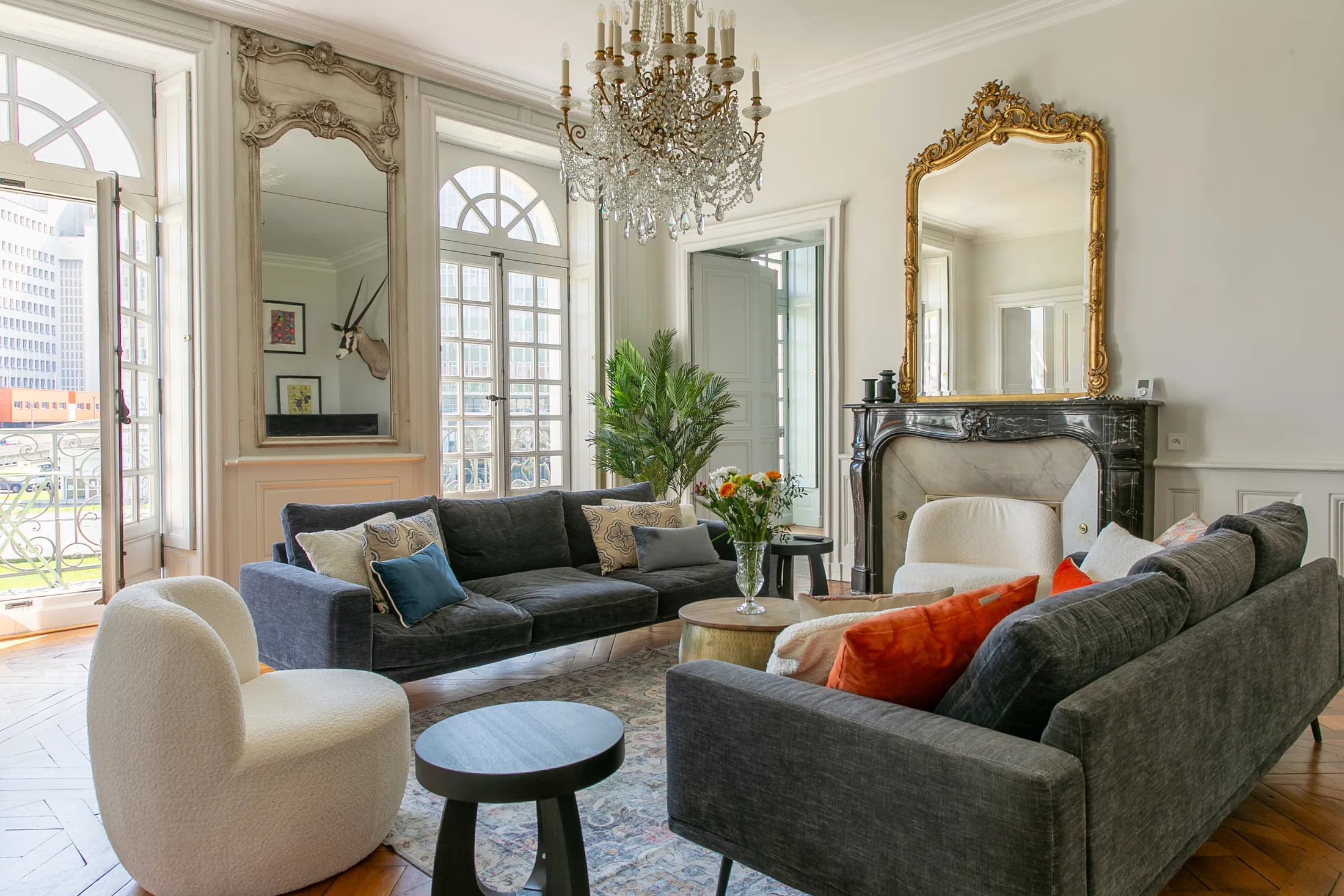 Grand salon lumineux du Turenne avec parquet, cheminées et hautes fenêtres
