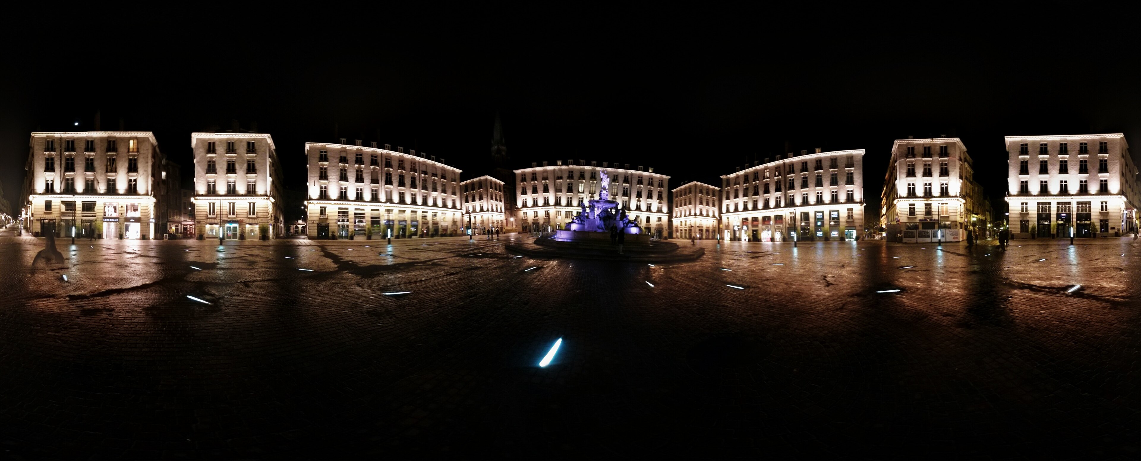 Place Royale and its fountain in the heart of Nantes
